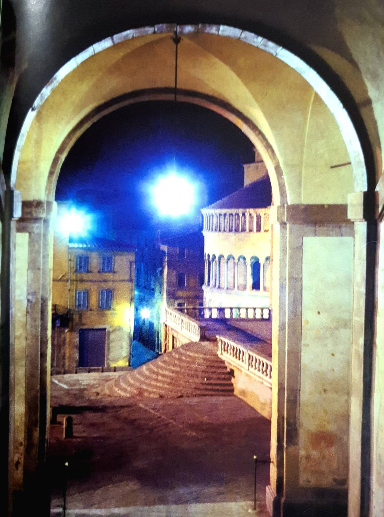 Collectible Book, Arezzo The Gold Experience from Italy, Lots of Pictures, In Italian, History on Arezzo, Italy