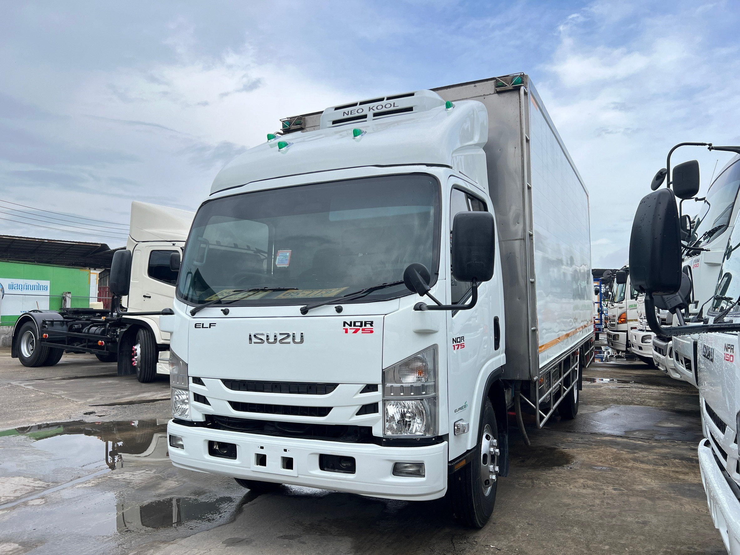 6ล้อตู้เย็น 5.5ม.ISUZUอีซูซุ NQR 175แรงปี2556 ตู้สแตนเลสเก็บงานยางใหม่850,000บ.