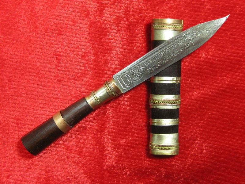 (20) มีดหมอหลวงพ่อคูณ วัดบ้านไร่ ปี 36 (ด้ามไม้ฝักไม้) ออกที่วัดประโดก อ.เมืองนครราชสีมา ปี 2536