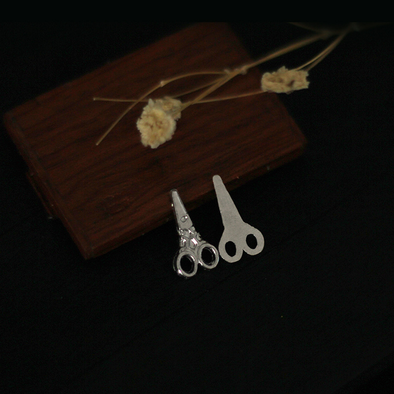 กรรไกรจิ๋วสีเงิน Miniature อาหารเล่น Tailor ฉากรุ่น Ob11 บ้านตุ๊กตาอุปกรณ์เสริม Mini Retro Retro กรรไกรสั้น H117