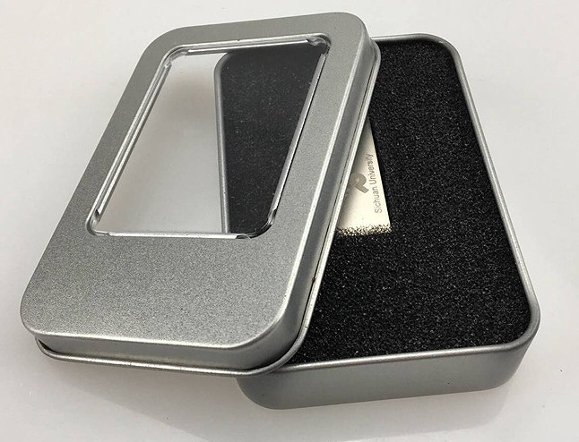 กล่องใส่แฟลชไดร์ฟ โลหะ เจาะหน้าต่าง (Flash Drive Packaging)