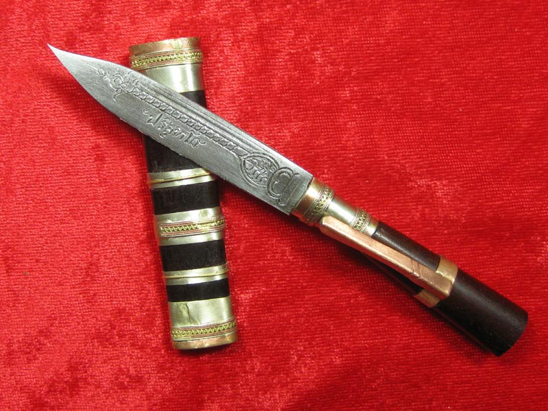 (16) มีดหมอหลวงพ่อคูณ วัดบ้านไร่ ปี 36 (ด้ามไม้ฝักไม้) ออกที่วัดประโดก อ.เมืองนครราชสีมา ปี 2536