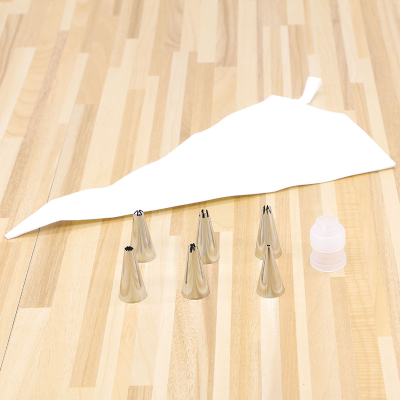 อุปกรณ์บีบวิปครีมเกรดเอมาตรฐานสำหรับนักปั้นดินจิ๋ว อาหารจิ๋ว เค๊กจิ๋ว เบเกอรี่จิ๋ว เป็นรูปต่างๆมีหลายแบบในเซ็ต