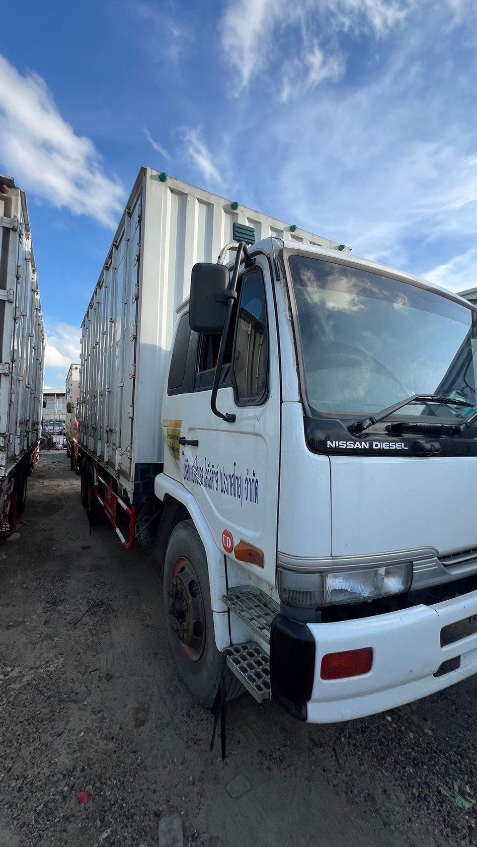 10ล้อตู้ทึบ10บาน6.2ม.NISSANนิสสันยูดี 254 แรงม้าปี48ตามสภาพ350,000บ4091มี3คัน(A)