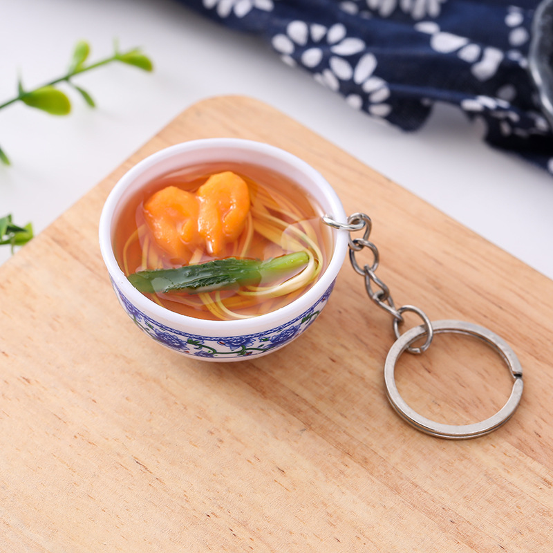 พวงกุญแจถ้วยราเมนจิ๋วเสริฟในชามจิ๋วสีดำพร้อมกุ้งจิ๋วและผักจิ๋วสำหรับสะสม