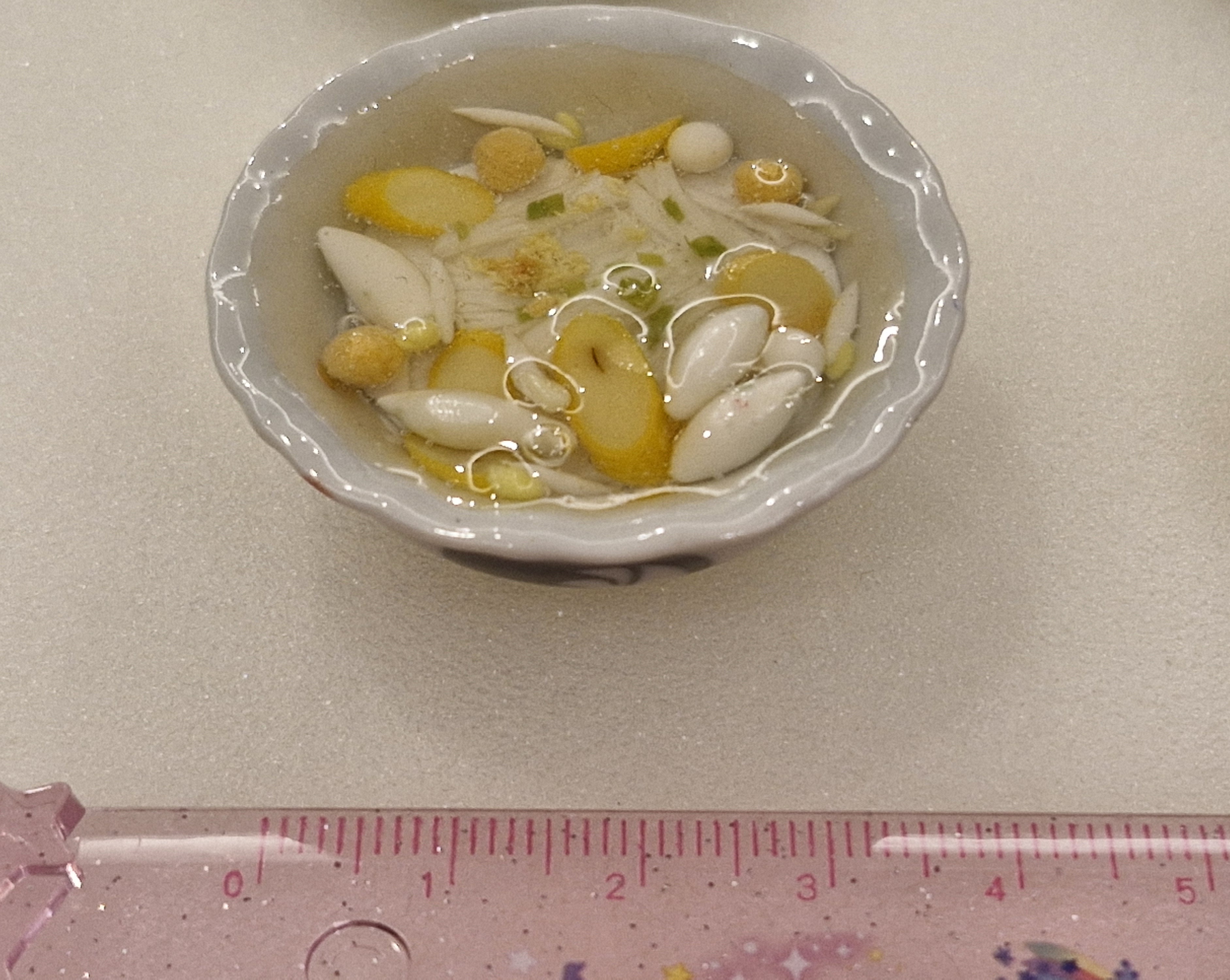 ก๋วยเตี๋ยวลูกชิ้นปลาน้ำใสอาหารจิ๋วจำลอง ร้านขายอาหารจิ๋วจำลองงานสะสมdollhouse ตุ๊กตาจิ๋ว อาหาร ของเล่น โมเดล DIY ดินจำลอง มินิ กล่อง ตู้สูง