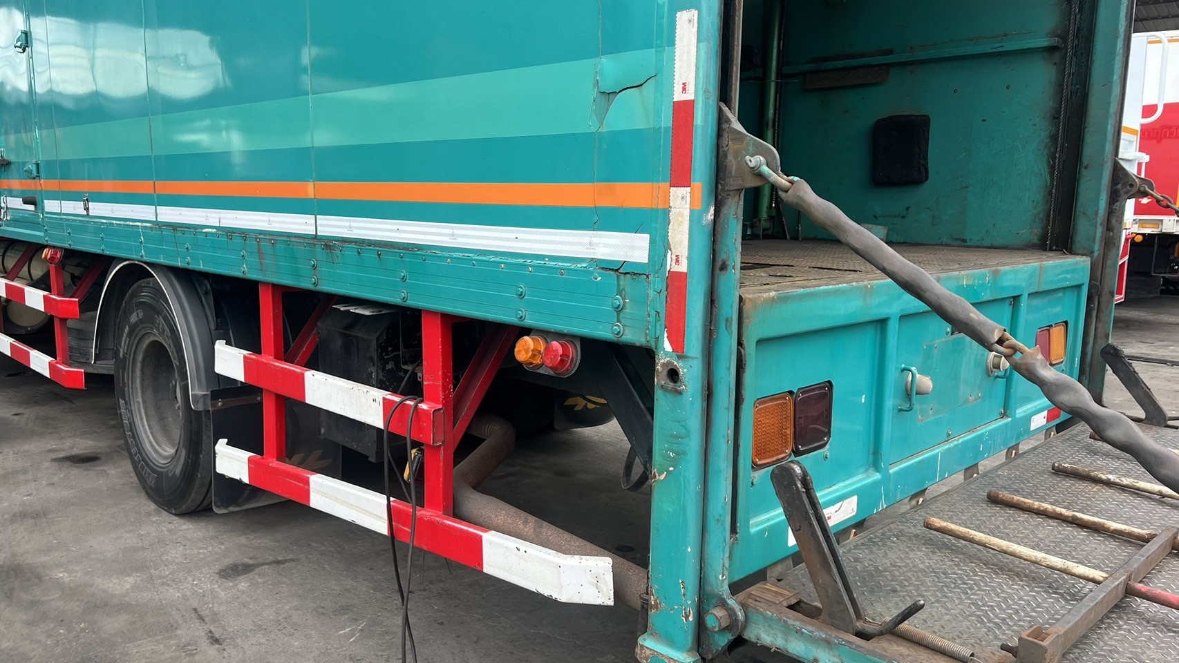 6ล้ออีซูซุตู้ทึบ1บาน7.7ม ISUZU CNG FTR220แรงปี2555 ย.7.7ก.2.4ส.2.8รถขนมอเตอร์ไซด์2ชั้นพร้อมลิฟท์ท้ายสภาพสวย พร้อมใช้งานคัดซี385,000บ.พร้อมตู้450,000บ.มี2คันA