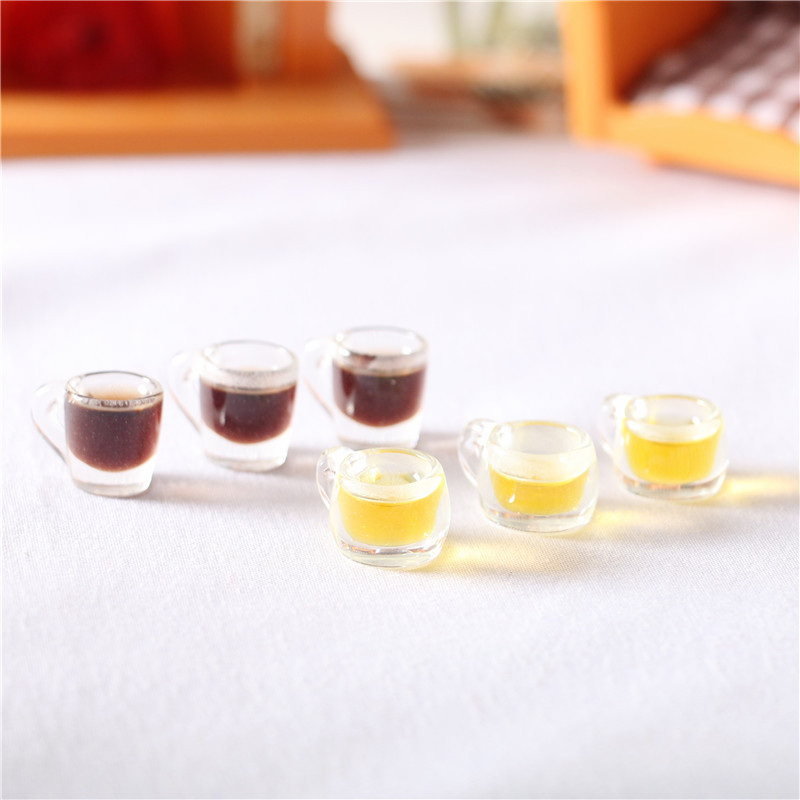แก้วกาแฟเซรามิคจิ๋วมีหูจับพร้อมจานรองจิ๋วสำหรับนักสะสมของจิ๋วและนำไปเป็นฉากบ้านตุ๊กตาจิ๋ว