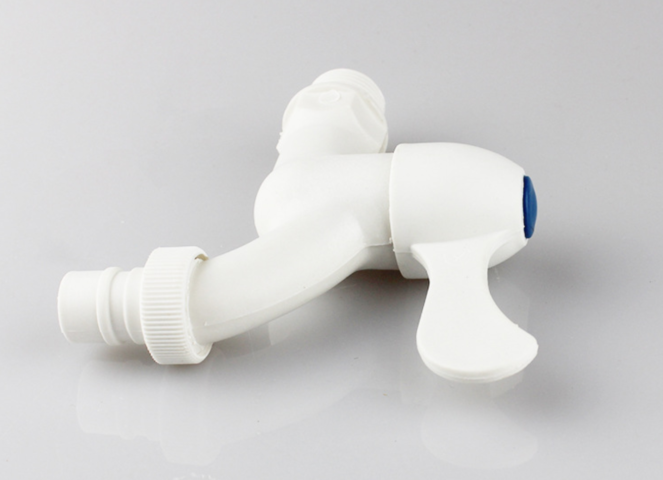 ก๊อกน้ำพลาสติก ABS ขนาด 1/2" สีขาว ขายปลีกส่ง ราคาถูก