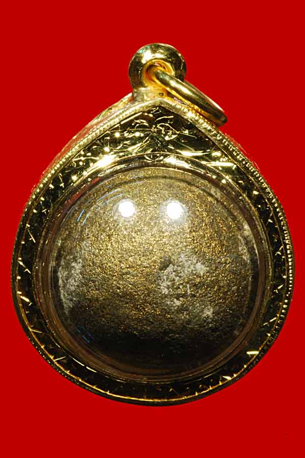 (1) ลูกอมผงพรายกุมาร ขนาดใหญ่ 1.5 cm. เนื้อขาวมาตรฐาน เลี่ยมทองพร้อมบูชา