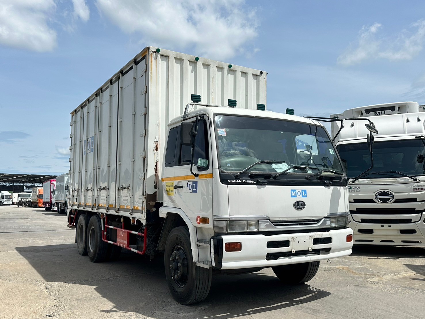 10ล้อตู้ทึบ10บาน6.2ม.NISSANนิสสันยูดี 254 แรงม้าปี48ตามสภาพ350,000บ4091มี3คัน(A)