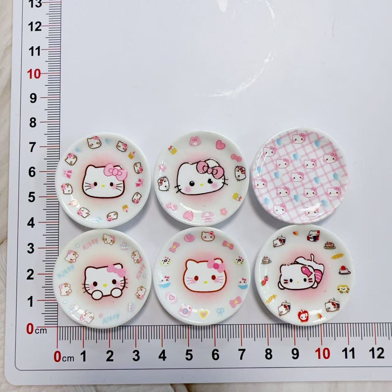 ชุดจานลายการ์ตูนคิตตี้ จี้รูปเด็กผู้หญิง แฟนสาว กระเป๋านักเรียน เครื่องประดับ ของขวัญ รองเท้า