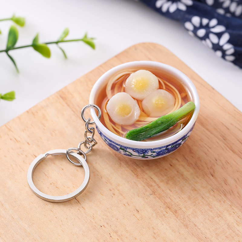 พวงกุญแจถ้วยราเมนจิ๋วเสริฟในชามจิ๋วสีดำพร้อมกุ้งจิ๋วและผักจิ๋วสำหรับสะสม