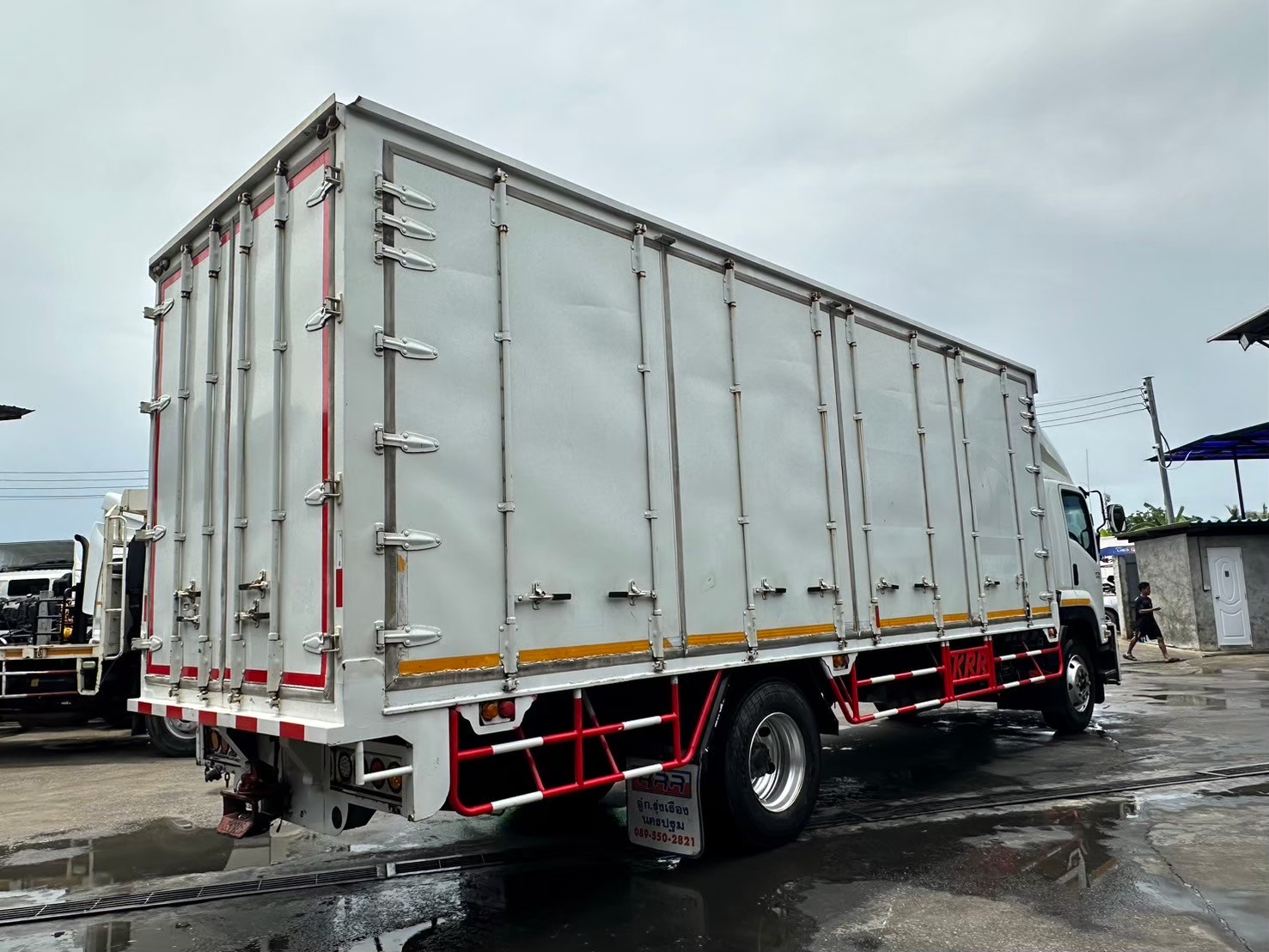 6ล้อตู้ทึบ7.65ม.8น๊อต ISUZU FTR 240 ปี2560 ย.7.6ก.2.35ส2.5ม.930,000บ.ปรับลง890,000บ.3921