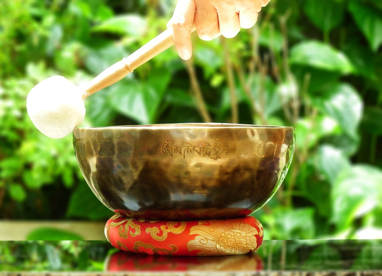 Tibetan Singing Bowl ขันทิเบต(ทองเหลือง) งานทำมือโดยช่างฝีมือชาวเนปาล (24 cm.)