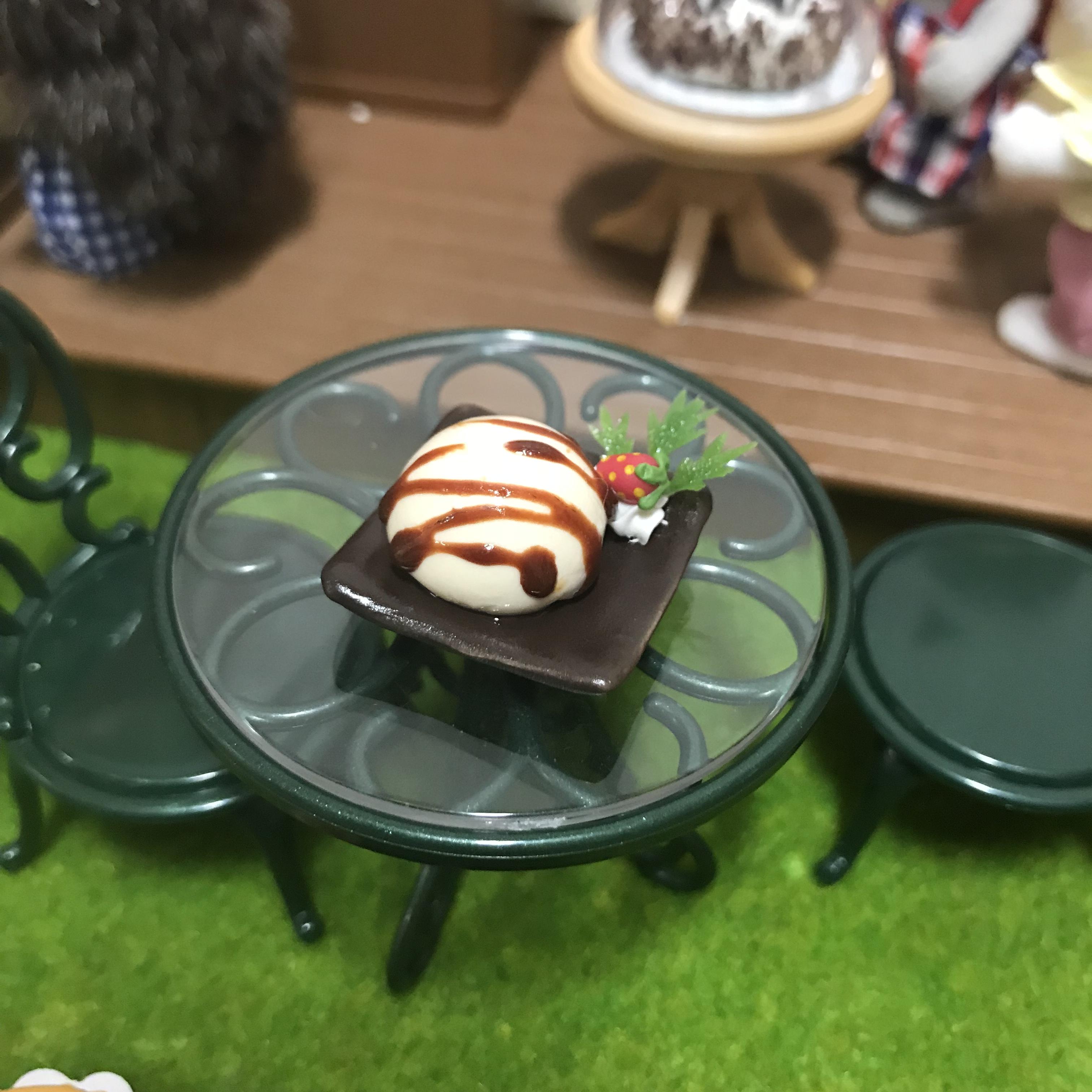 ของหวานในจานเซรามิค