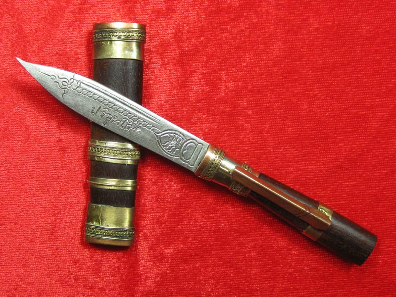 (19) มีดหมอหลวงพ่อคูณ วัดบ้านไร่ ปี 36 (ด้ามไม้ฝักไม้) ออกที่วัดประโดก อ.เมืองนครราชสีมา ปี 2536