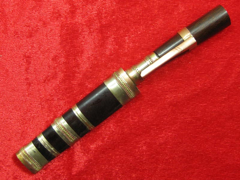 (9) มีดหมอหลวงพ่อคูณ วัดบ้านไร่ ปี 36 (ด้ามไม้ฝักไม้) ออกที่วัดประโดก อ.เมืองนครราชสีมา ปี 2536