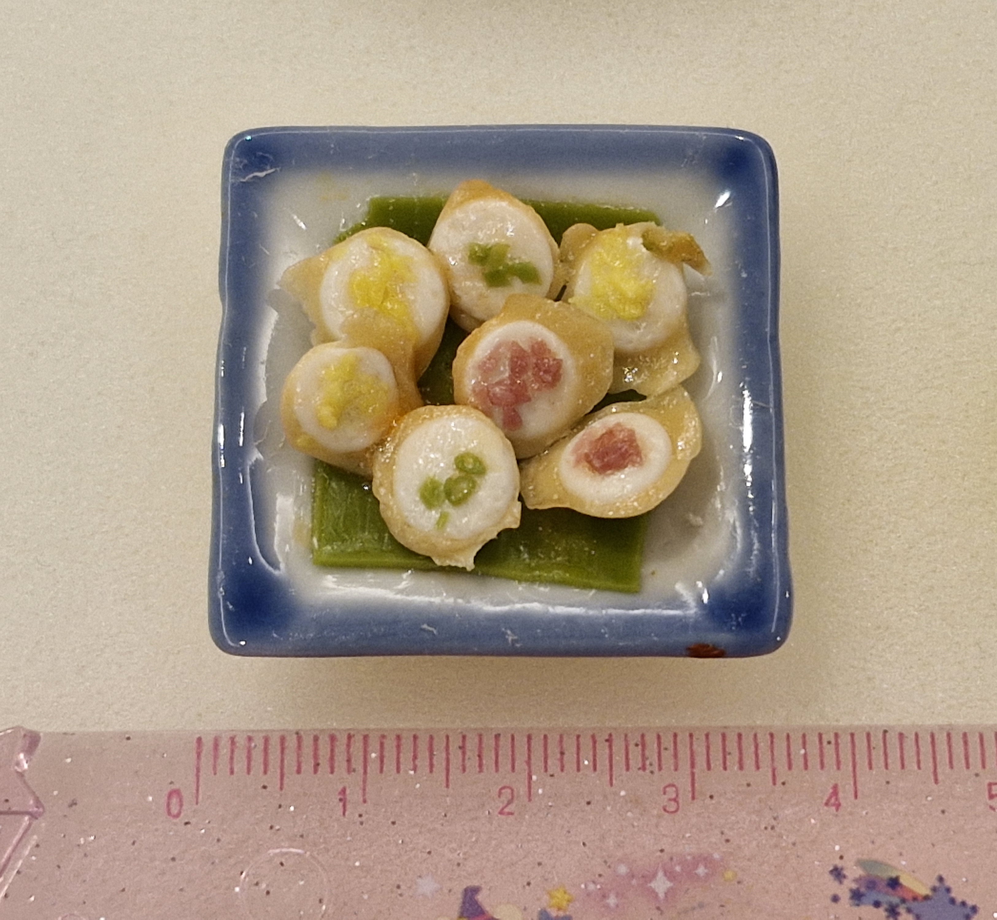 ชุดขนมครกจิ๋ว งานปั้นอาหารจิ๋วจากดินไทย อาหารจิ๋วของเล่น โมเดล DIY ดินมินิกล่อง บนอาหารจานจิ๋วจำลอง สำหรับนักสะสมของจิ๋วและผู้ที่รักการสะสมตุ๊กตา