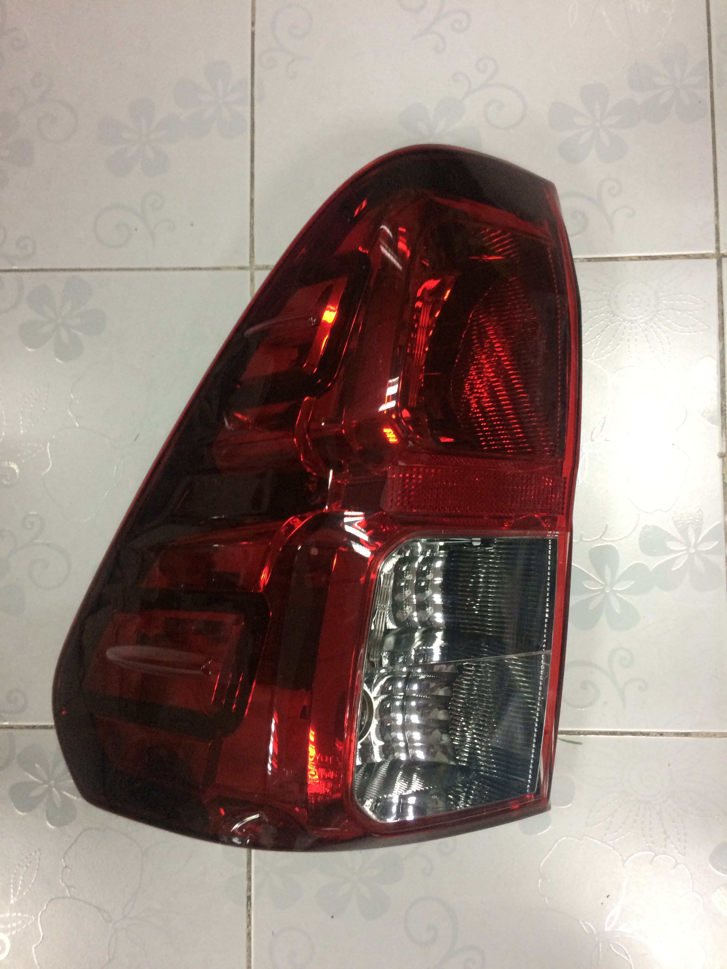 ไฟท้าย Toyota Revo ซ้าย