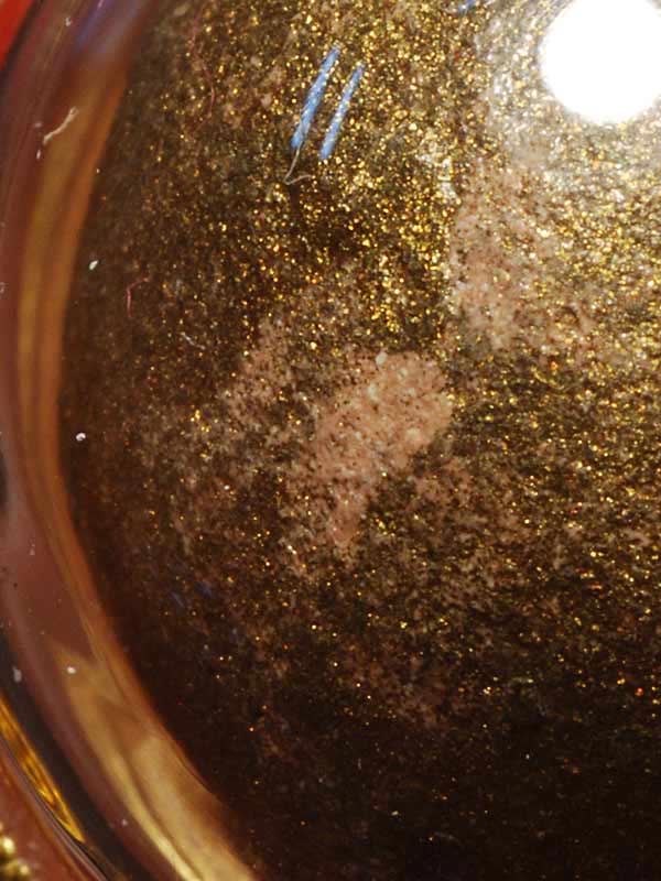 (13) ลูกอมผงพรายกุมาร เนื้อชมพู บรอนซ์น้ำมัน ขนาด1.5ซม. เลี่ยมทองงามๆพร้อมบูชา