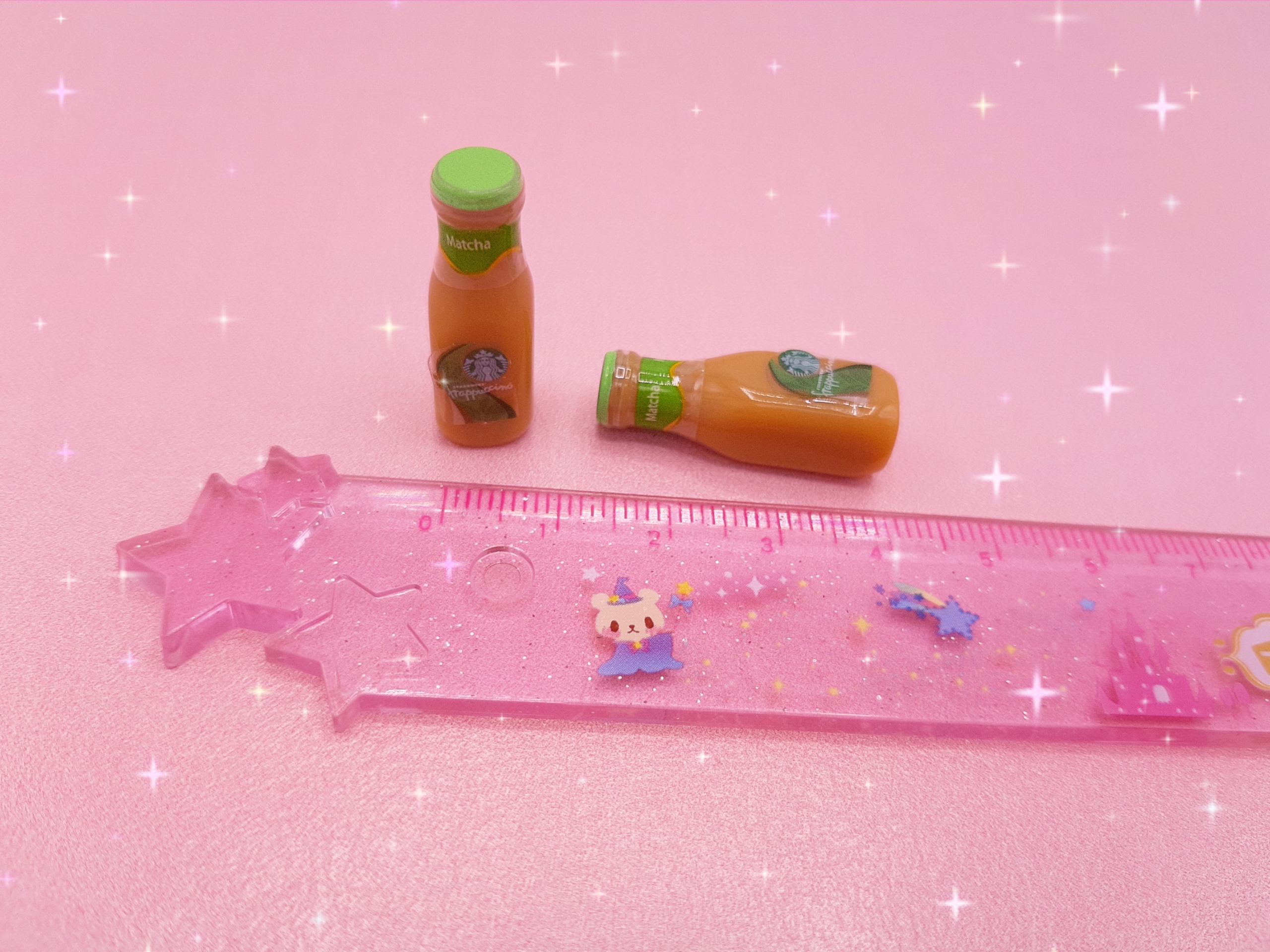 ขวดกาแฟจิ๋วสีเขียวรสชสมัจฉะสำหรับนักสะสมของจิ๋วและผู้ที่รักการสะสมตุ๊กตาdoll houseตุ๊กตาอุปกรณ์บ้านตุ๊กตาอาหารขนาดเล็กเล่นฉาก DIY รุ่นมินิสตาร์กาแฟพลาสติกแพคเกจเครื่องดื่ม