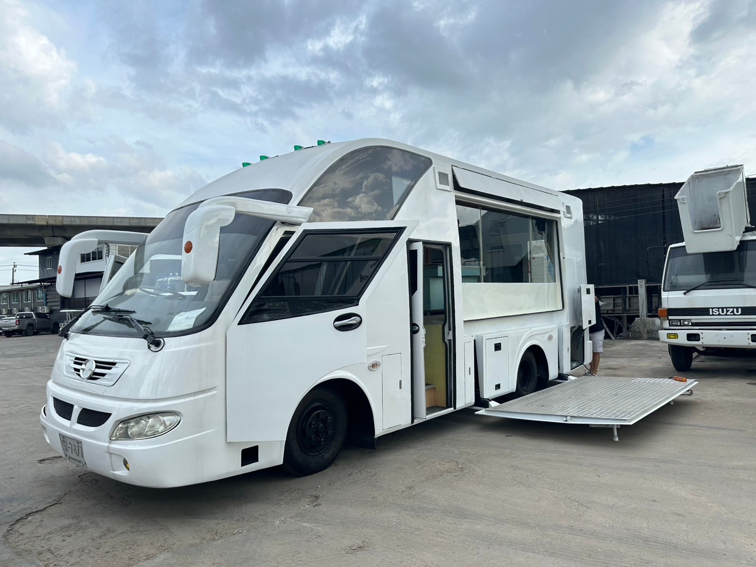 6ล้อบัสเฉพาะกิจ7.7ม.HINO WU420R 121แรง ปี2550ย.7.7ก.2.3ส.3.1ม.ระบบไฮโดรลิคทั้งคันมีถังเก็บน้ำเปิดข้างได้หลังคายืดหดได้ 550,000บ.7477