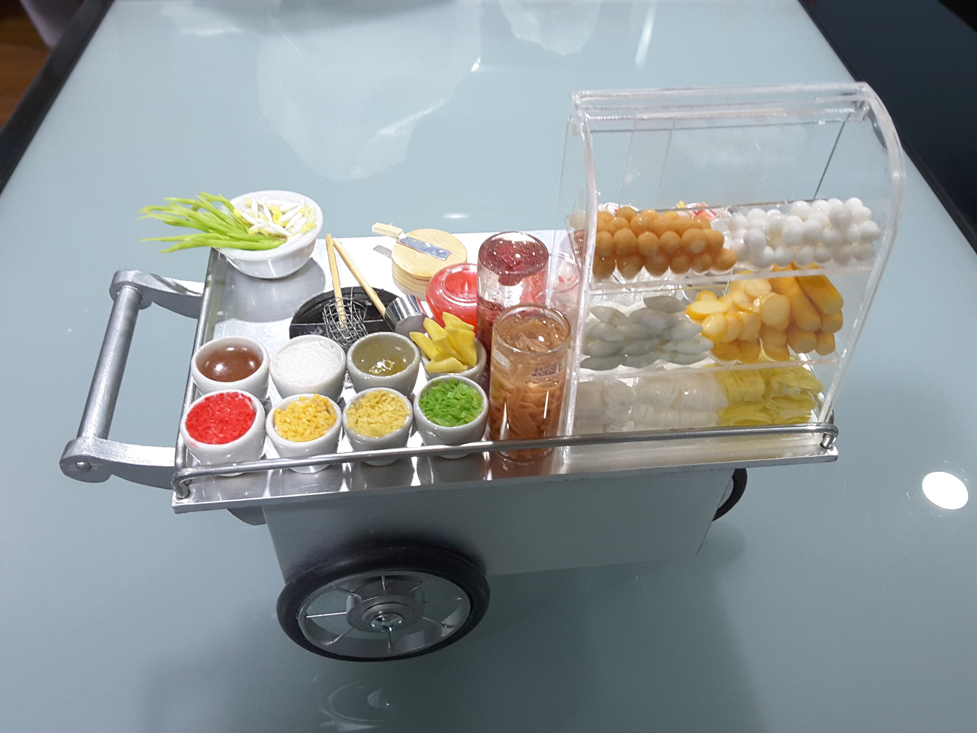 ร้านก๋วยเตี๋ยวจิ๋วบนรถเข็นจิ๋วเหมาะสำหรับสะสมและตั้งโชว์หรือเป็นของฝาก