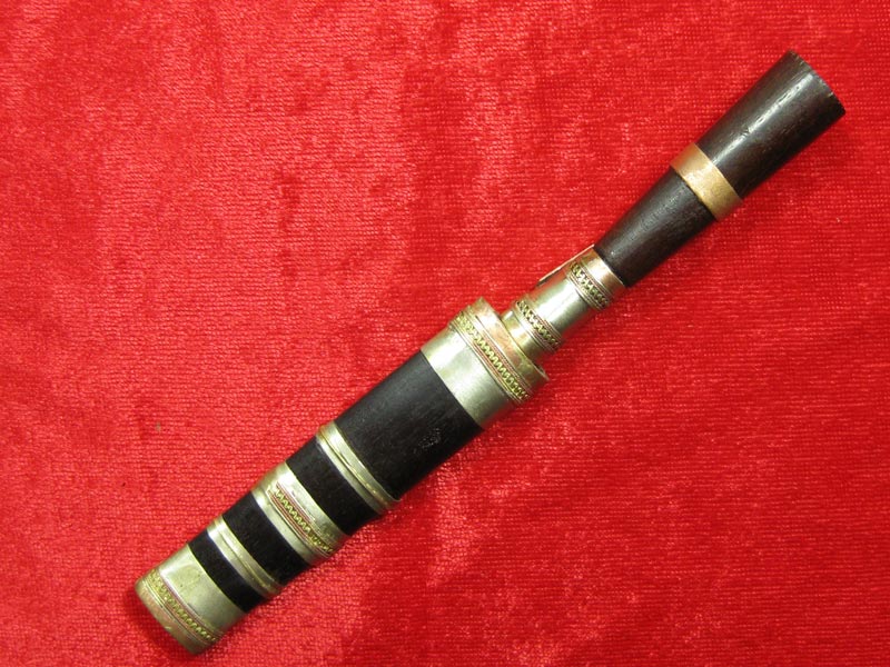 (16) มีดหมอหลวงพ่อคูณ วัดบ้านไร่ ปี 36 (ด้ามไม้ฝักไม้) ออกที่วัดประโดก อ.เมืองนครราชสีมา ปี 2536