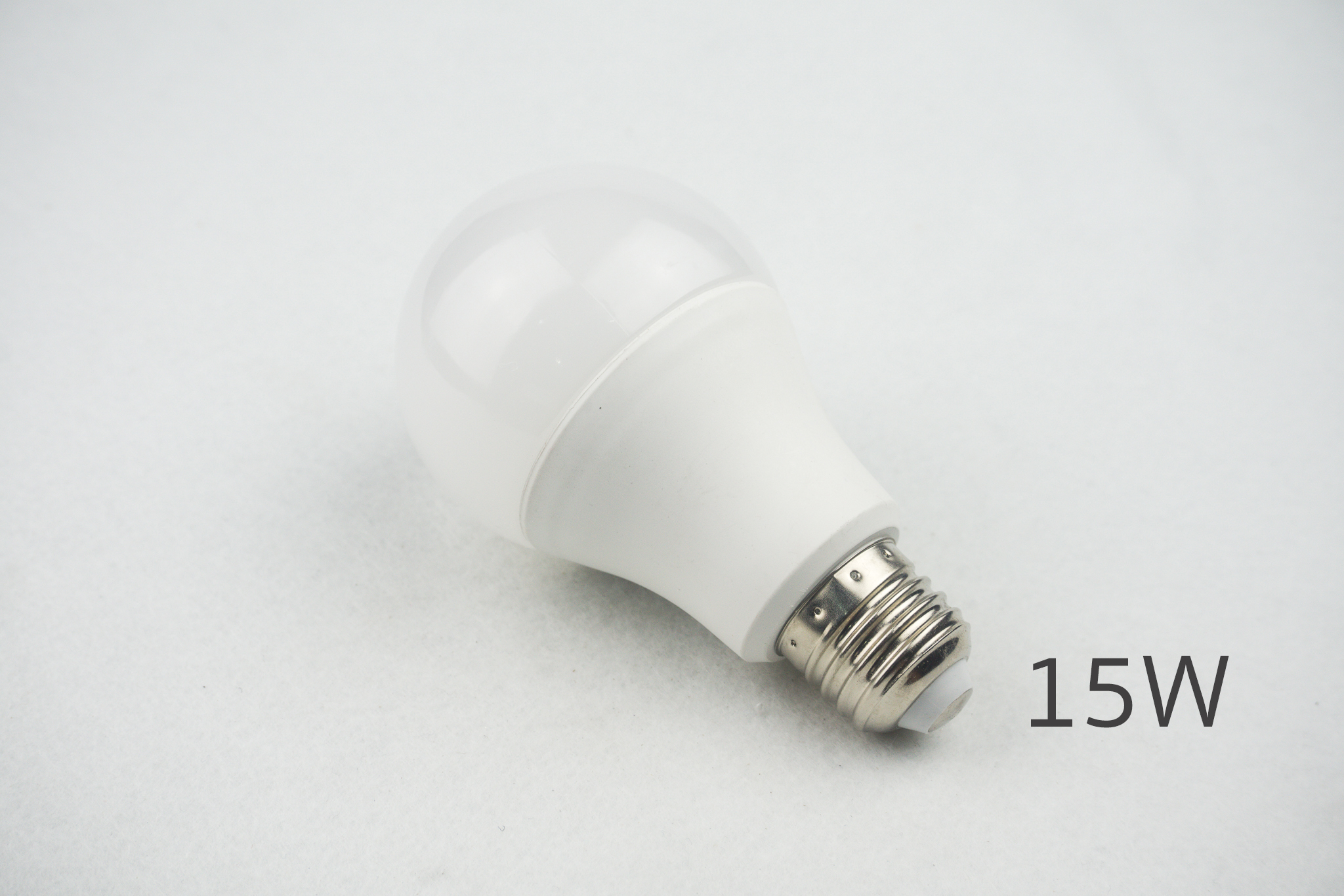 หลอดไฟ LED ทรงกลม แสงสีขาว ขั้วเกลียวมาตรฐาน E27 ขายปลีกส่ง ราคาถูก