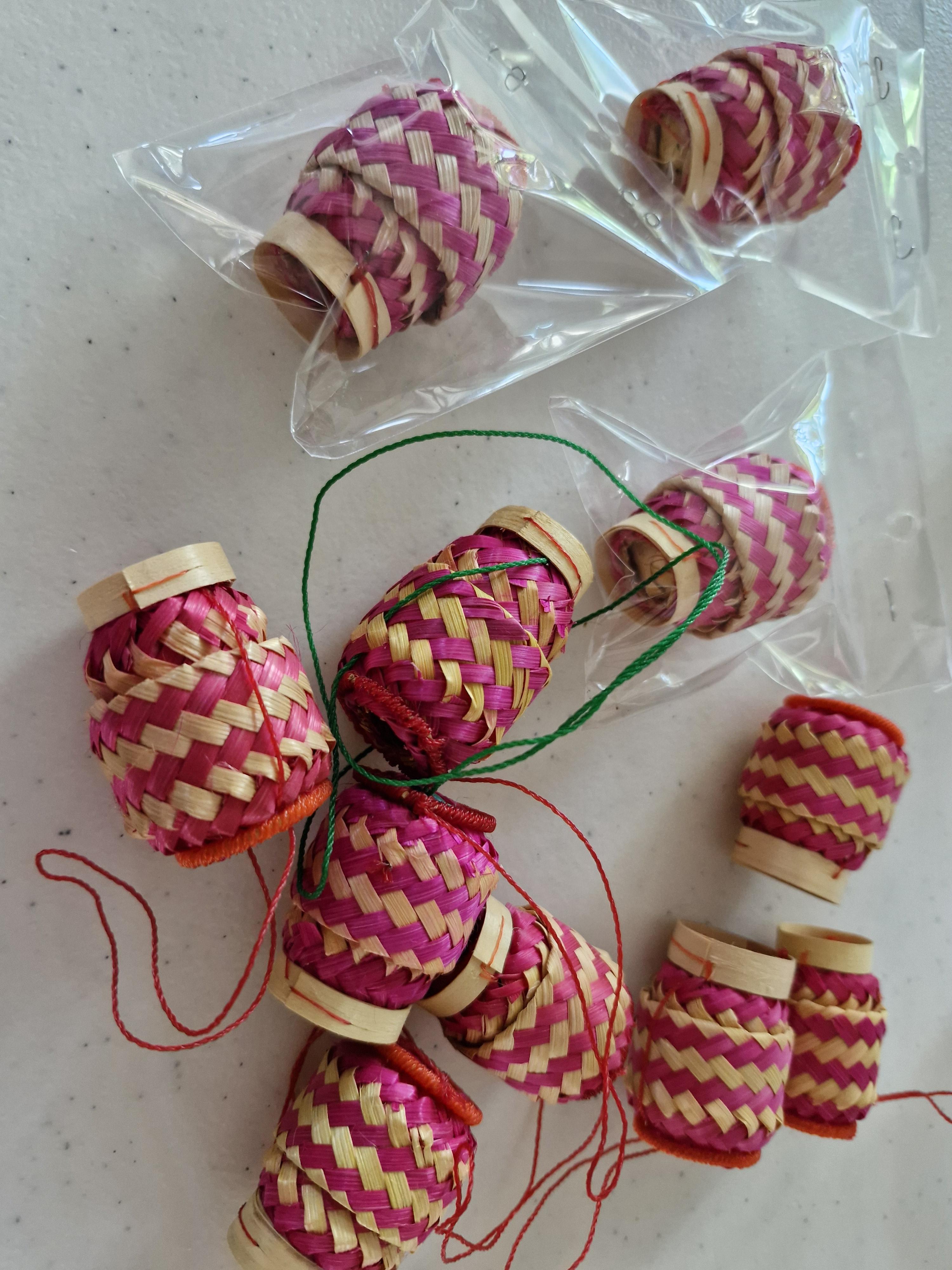 กระติ๊บข้าวเหนียวจิ๋วสีชมพูสลับลายสายสะพายสีเขียวสำหรับงานตกแต่งดินปั้นจิ๋วจากดินไทย