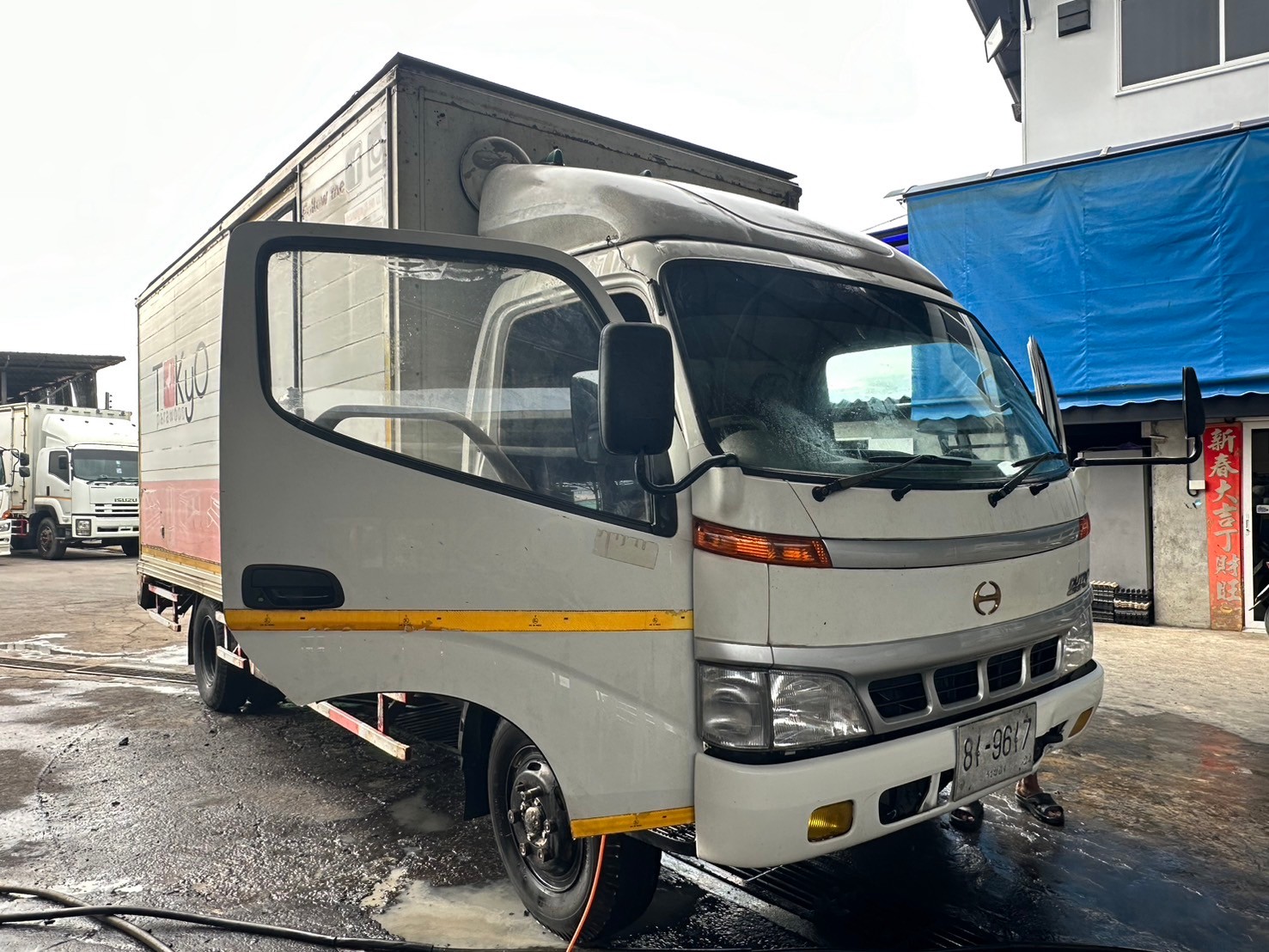 6ล้อตู้ทึบ4.9ม.4บานHINO DUTRO 121แรง ปี2547 โบอินเตร์ ยาว4.9ม สด 195,000 บ.9617