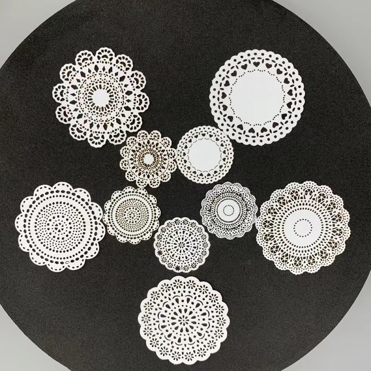 แผ่นรองเค๊กขอบหยักตกแต่งอาหารจิ๋ววงกลมโค้งมนจากดินปั้นอาหารจิ๋วจำลองสีขาวขอบหยักเพื่องานเสมือนจริง