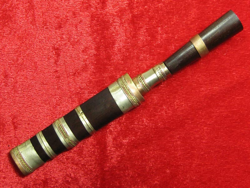 (17) มีดหมอหลวงพ่อคูณ วัดบ้านไร่ ปี 36 (ด้ามไม้ฝักไม้) ออกที่วัดประโดก อ.เมืองนครราชสีมา ปี 2536