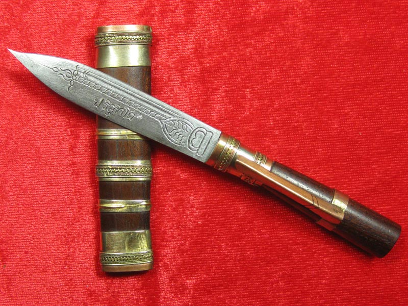 (14) มีดหมอหลวงพ่อคูณ วัดบ้านไร่ ปี 36 (ด้ามไม้ฝักไม้) ออกที่วัดประโดก อ.เมืองนครราชสีมา ปี 2536