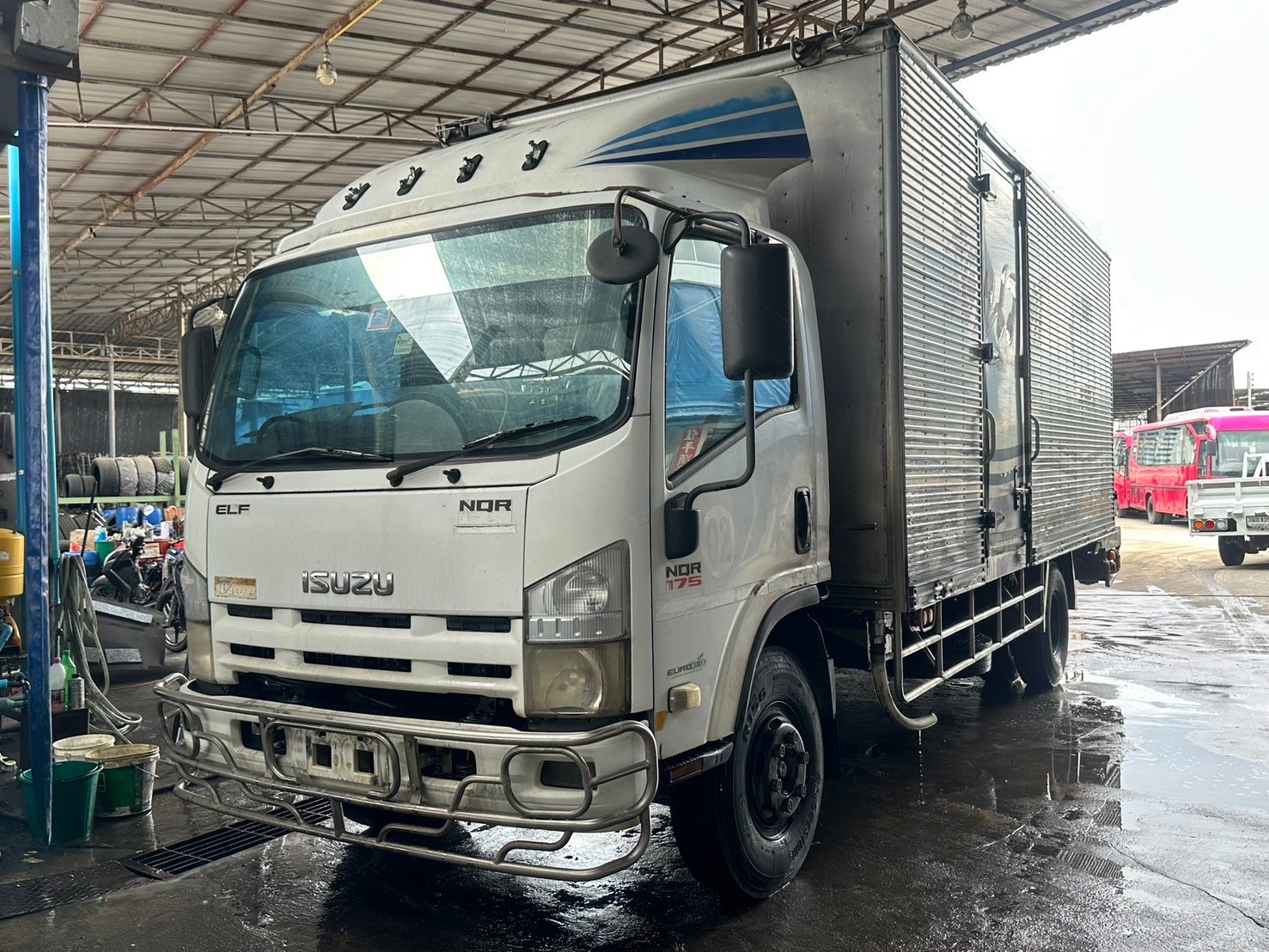 6ล้อตู้เปียกยาว5.5เมตร.ISUZU ELF NQR75L175แรงปี2554ยาว5.5กว้าง2.1สูง2.1ม.ต่ออู่รุจโอฬาร580,000 บ.8091
