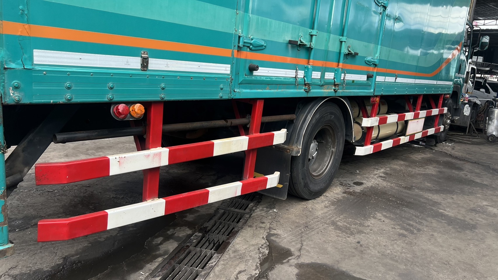 6ล้ออีซูซุตู้ทึบ1บาน7.7ม ISUZU CNG FTR220แรงปี2555 ย.7.7ก.2.4ส.2.8รถขนมอเตอร์ไซด์2ชั้นพร้อมลิฟท์ท้ายสภาพสวย พร้อมใช้งานคัดซี385,000บ.พร้อมตู้450,000บ.มี2คันA