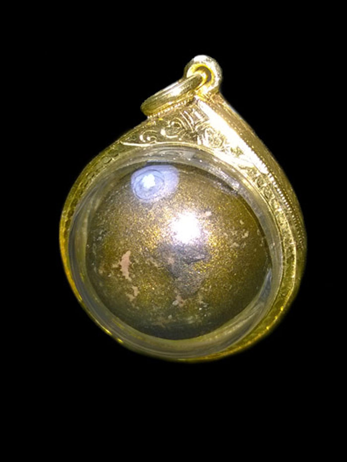 (11) ลูกอมผงพลายหลวงปู่ทิม บรอนด์วานิชย์ ยุคต้น เนื้อชมพู ขนาด 2 ซม. เลี่ยมทองกันน้ำพร้อมบูชา