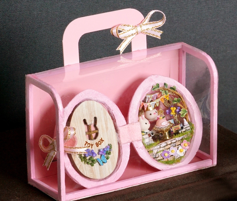 บ้านไข่จำลองเหมาะเป็นของขวัญวันอีสเตอร์หรือโอกาสอื่นๆด้วยความน่ารักในตัวและแบบภายในเพื่อให้นักประดิษฐ์ที่เริ่มต้นโดยเฉพาะ