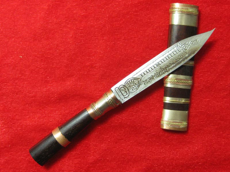 (13) มีดหมอหลวงพ่อคูณ วัดบ้านไร่ ปี 36 (ด้ามไม้ฝักไม้) ออกที่วัดประโดก อ.เมืองนครราชสีมา ปี 2536