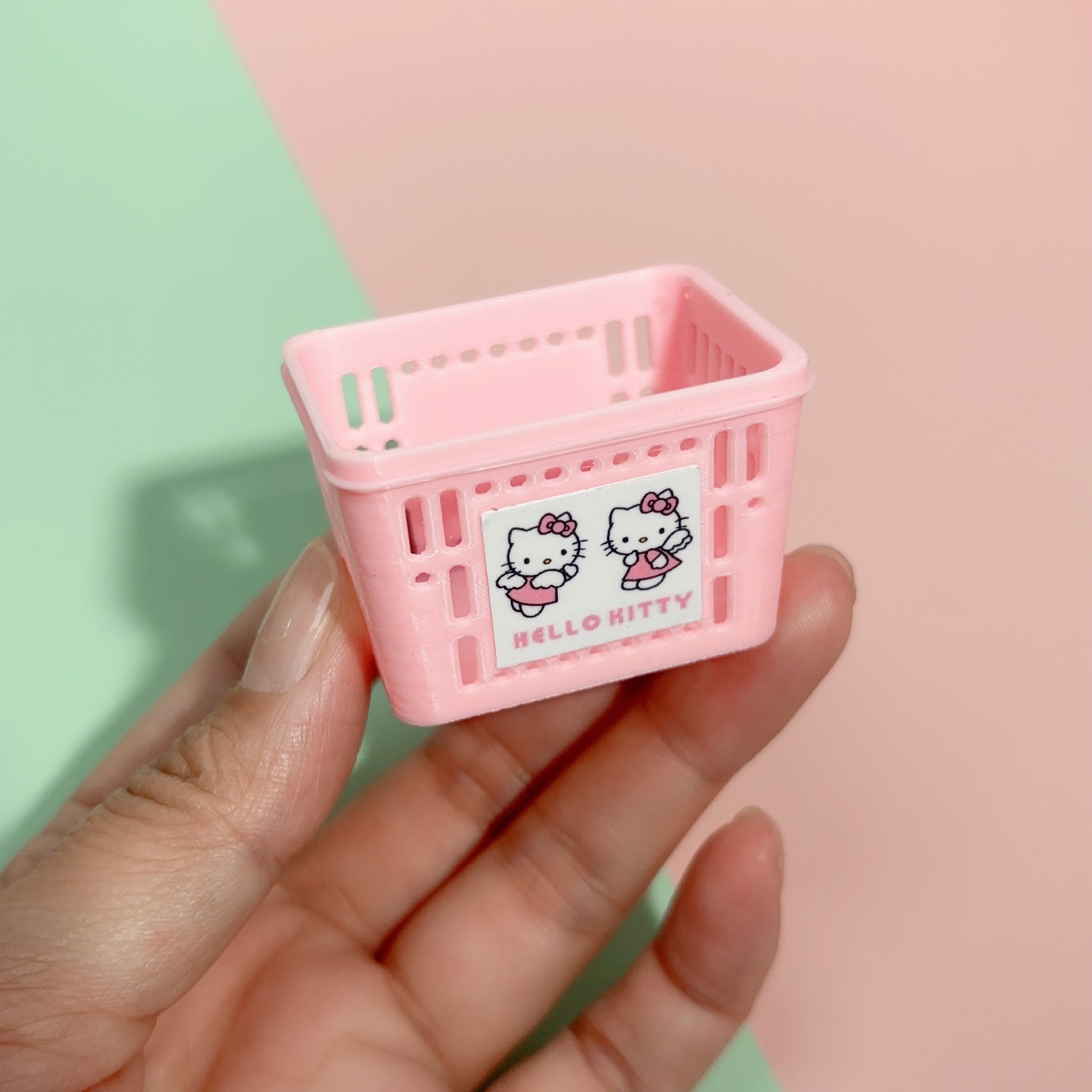 ตะกร้าจิ๋วมีให้เลือกสามสีของเล่นโมเดลกระเป๋าจิ๋ว บ้านตุ๊กตา ตุ๊กตาพร้อมอุปกรณ์จัดสวน ตะกร้าเก็บของ KT ตกแต่งฉากยิงปืน