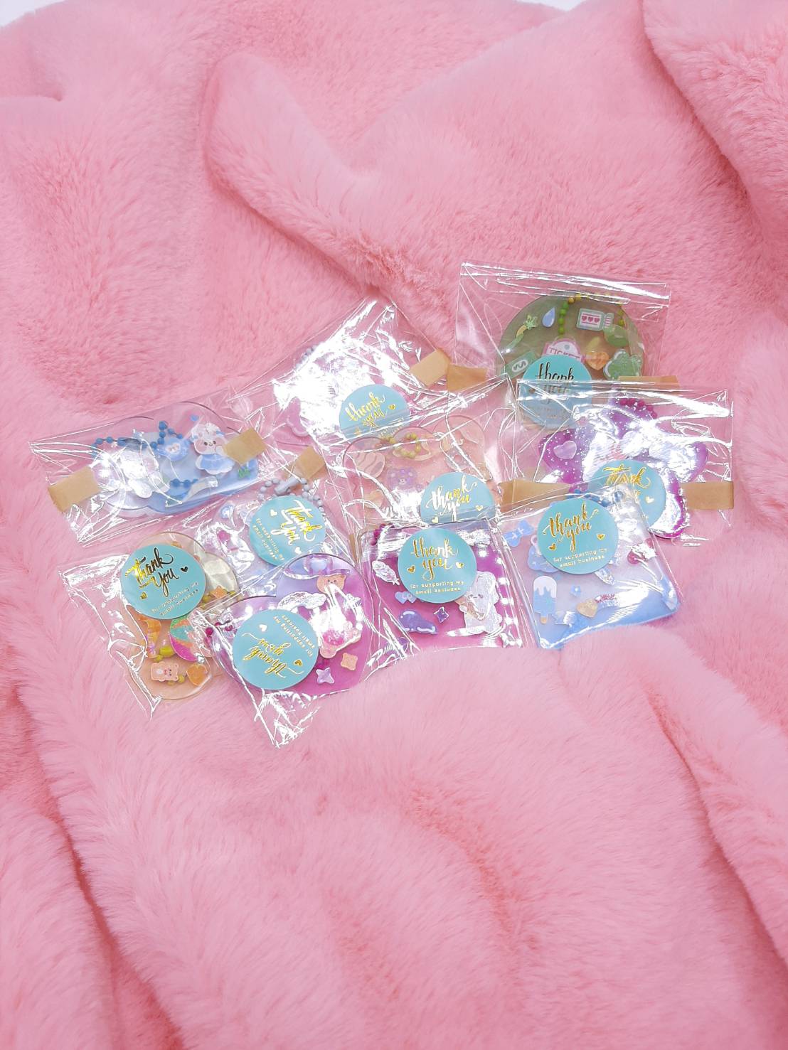 พวงกุญแจน่ารักเกินปุยมุ้ยพลาสติกใสพร้อมสติ๊กเกอร์ตกแต่งลายต่างๆสำหรับนักสะสมของจิ๋วและผู้ที่รักการสะสม พวงกุญแจแสนน่ารัก ของโดยเฉพาะ