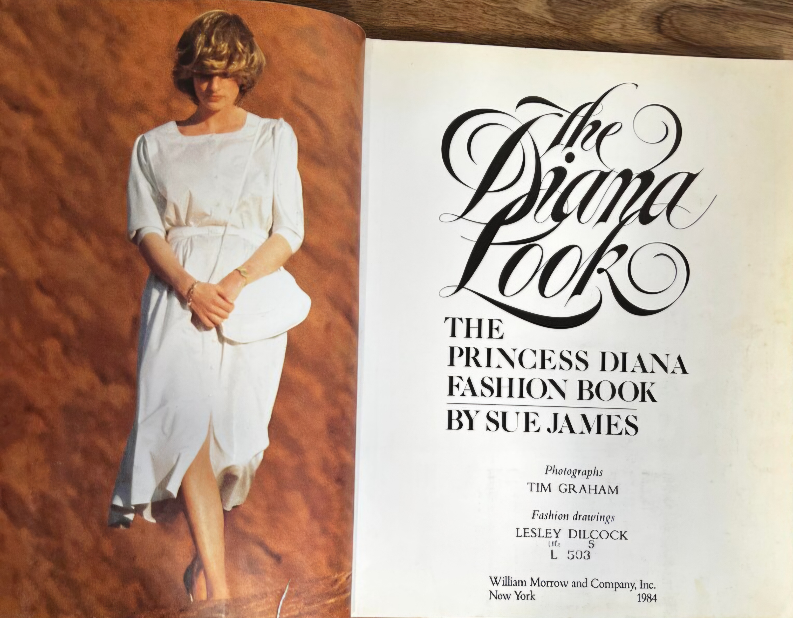 The Diana Look The Princess Diana Fashion Book by Sue James | Paperback