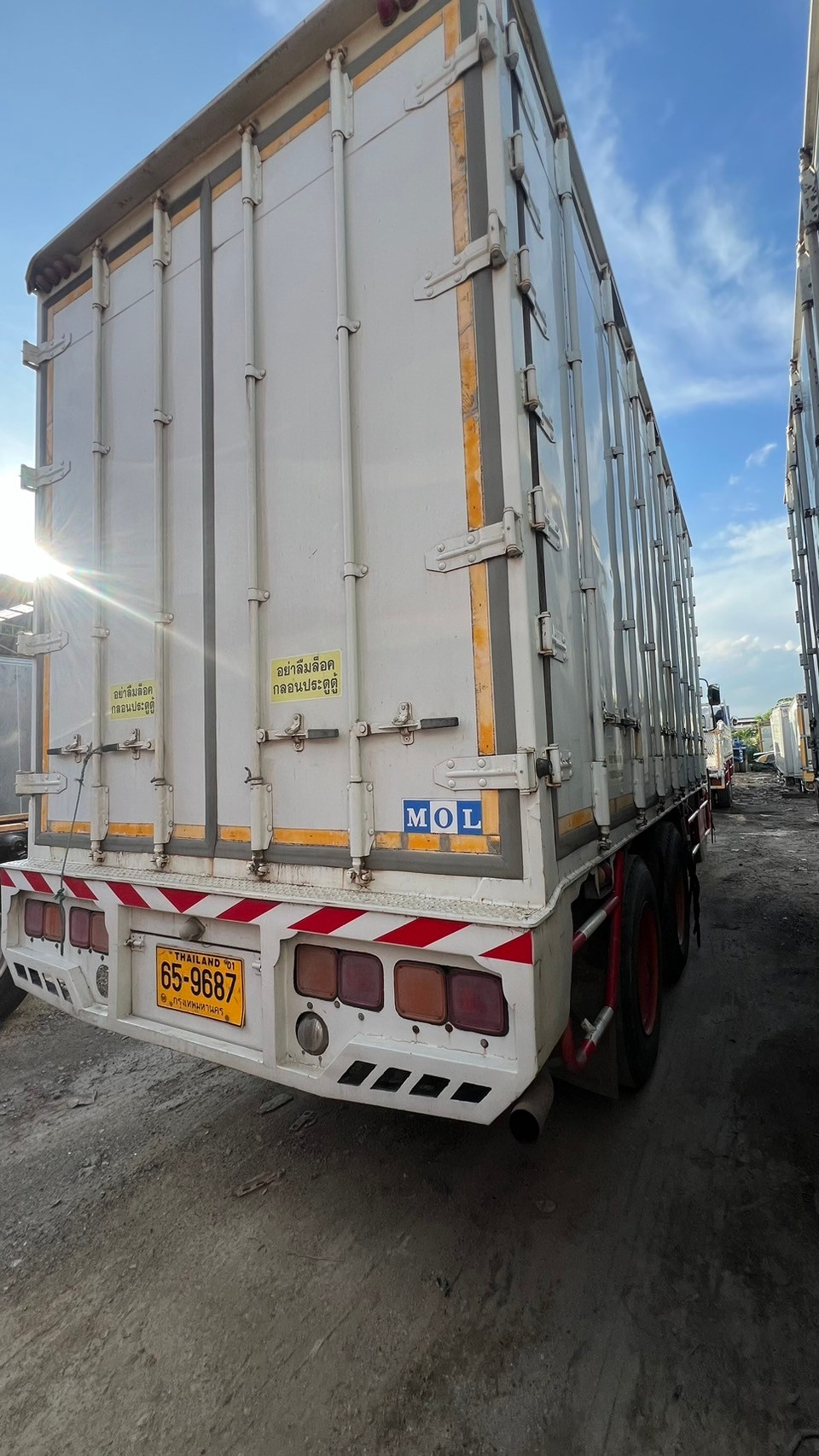 10ล้อตู้ทึบ10บาน6.2ม.NISSANนิสสันยูดี 254 แรงม้าปี48ตามสภาพ350,000บ4091มี3คัน(A)