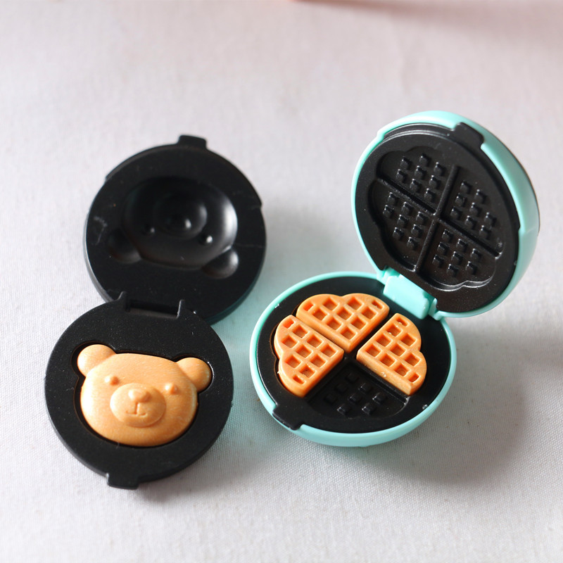 ของจิ๋วเครื่องอบวาฟเฟิลจิ๋วทำจากพลาสติกสีฟ้า เป็นงานของจิ๋วที่เหมาะสำหรับตั้งโชว์และเพื่อนักสะสมโดยเฉพาะ