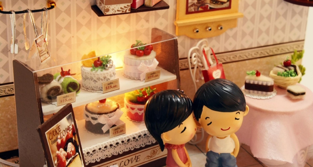 โมเดลจำลองร้านคาเฟ่เก๋ๆพร้อมเค๊กแสนหวานสไตล์ยุโรปแสนคลาสสิคสีแดง MODEL CAFE EUROPE