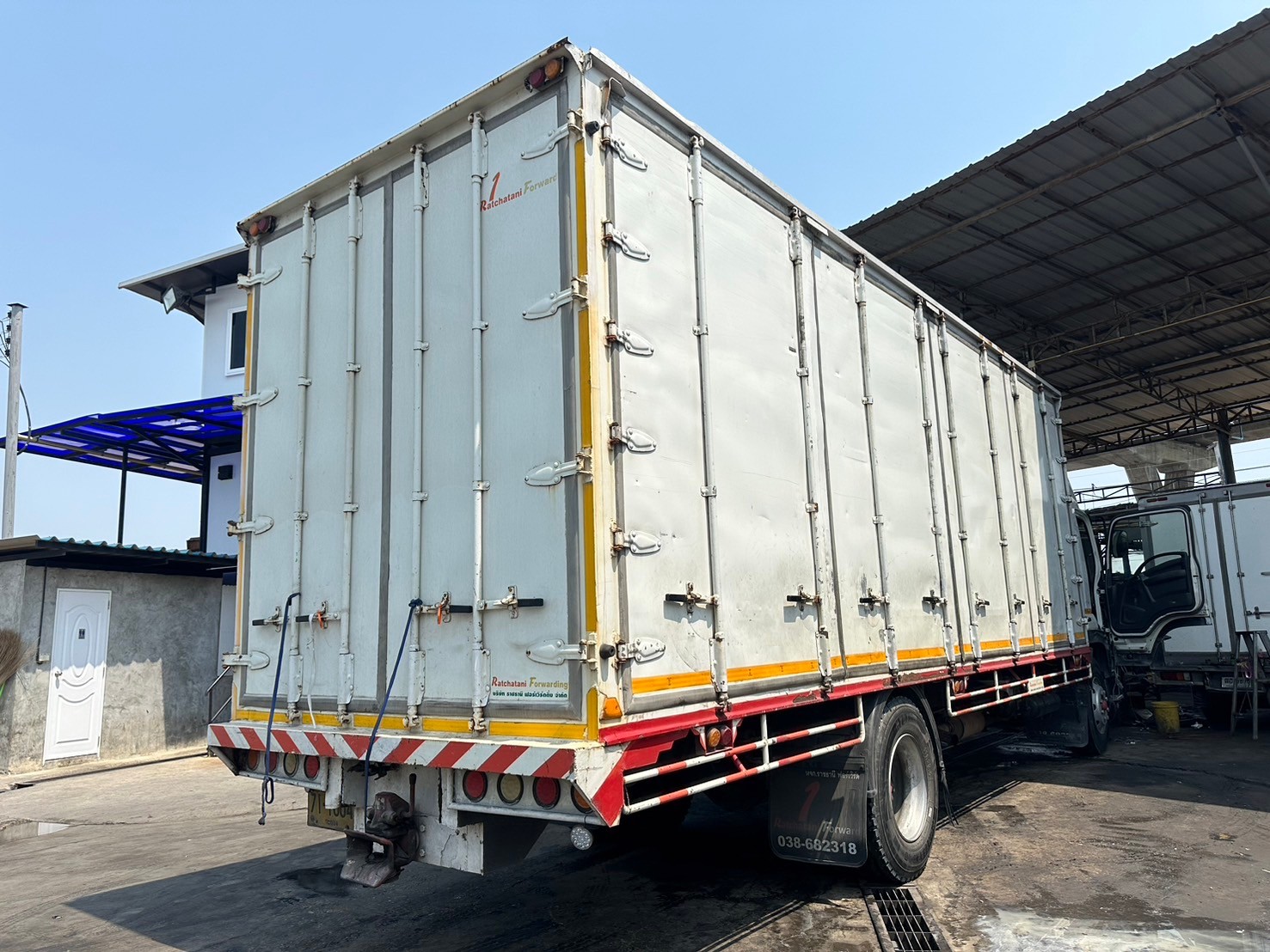 6ล้อตูัทึบ7.5m ISUZU FTR 240 ปี56 ยาว7.5m 750,000(สด)