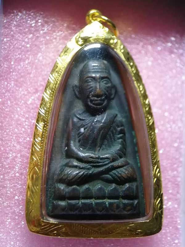 หลวงปู่ทวด วัดช้างให้ หลังหนังสือใหญ่ พิมพ์หน้า ท. เนื้อโลหะ ปี 2508 เลี่ยมทอง 80%