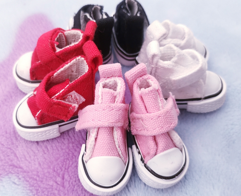 รองเท้าจิ๋วสีชมพูรองเท้าผ้าใบแบบติดเหมาะสำหรับนักสะสมของจิ๋วและนำไปใส่ให้น้องตุ๊กตา