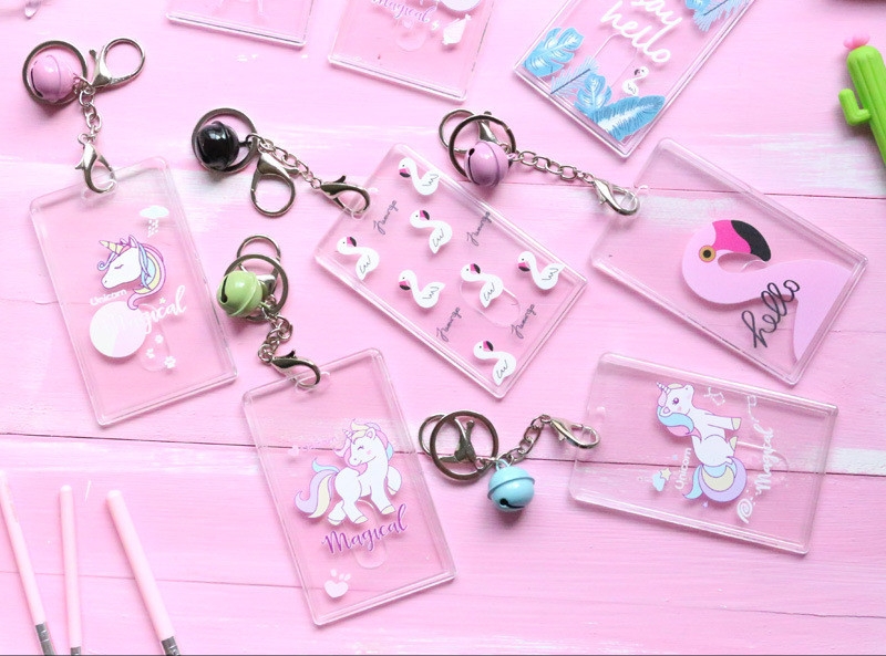 ที่ห้อยบัตรพร้อมพวงกุญแจยูนิคอร์นมาด้วยกระดิ่งสีฟ้าอ่อนสามารถใส่บัตรประจำตัวนักเรียนนักศึกษาได้